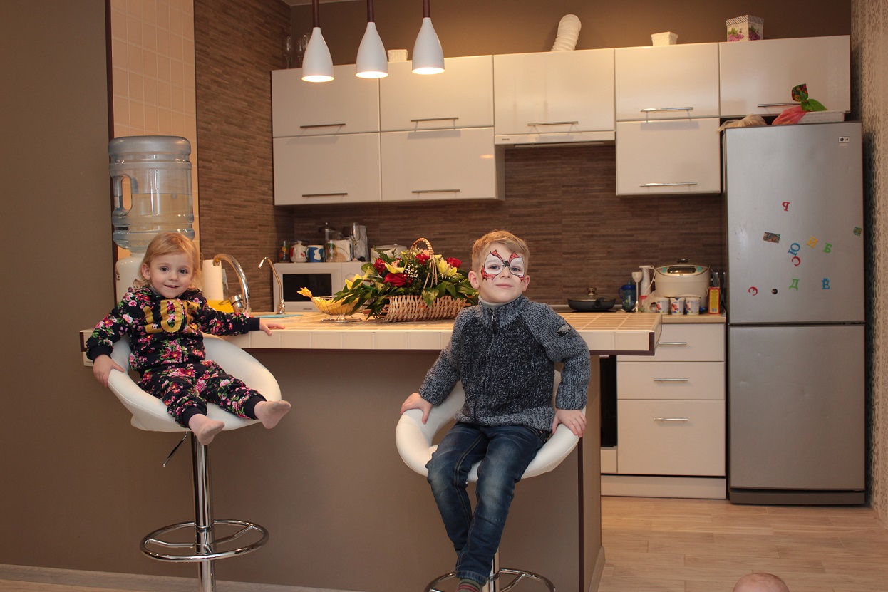 Победитель шоу &quot;Голос країни-5&quot; отметил новоселье в квартире, подаренной Тиной Кароль